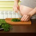 Femme enceinte coupant du persil 1